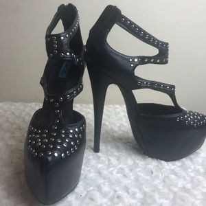 Banger!! Penny Sue Platform Heels! 🔥